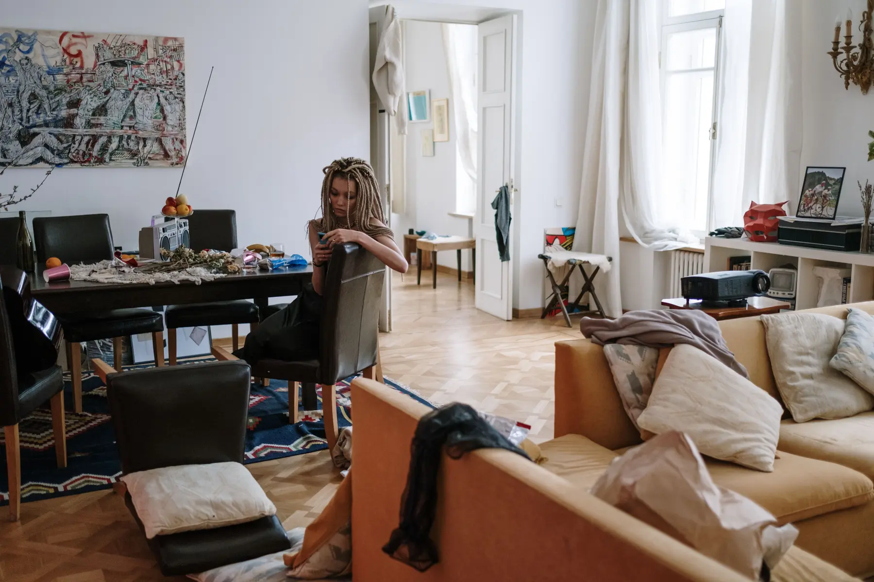 Echte persoon in een duidelijk rommelige en chaotische woonkamer